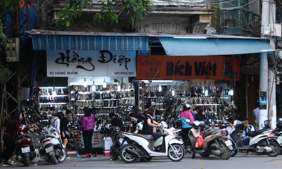 "Chiến dịch" đòi lại vỉa hè: Hà Nội sẽ làm gì khi nhìn thấy những hình ảnh này? - 3
Một của hàng kinh doanh giầy dép trên phố Hàng Buồm tấp nập khách ra vào mua hàng, xe máy đỗ tràn lan ra đường. Hình ảnh này diễn ra rất phổ biến tại nhiều tuyến phố trung tâm