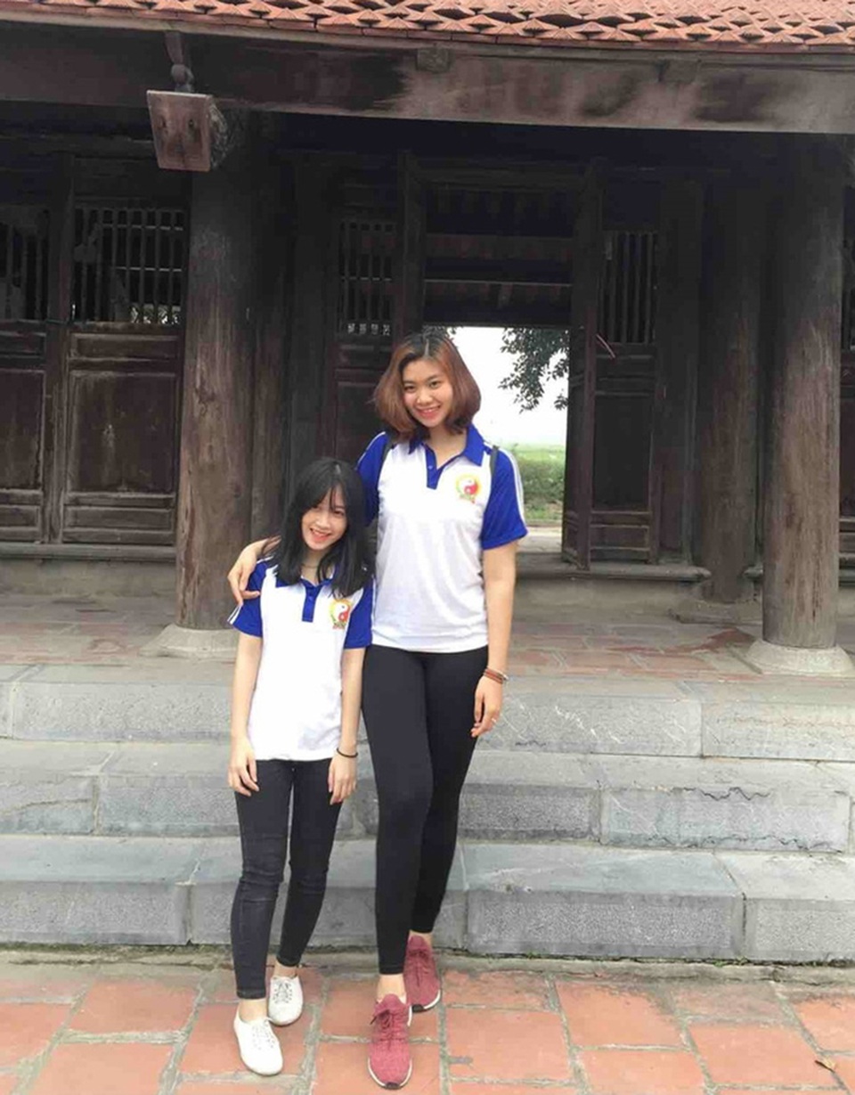 Ảnh đôi bạn thân chênh lệch chiều cao 35cm gây "sốt" trên mạng - 2 Khi chụp ảnh cùng nhau, Thu Hà và Thu Lan gây ấn tượng thị giác mạnh mẽ bởi sự chênh lệch chiều cao giữa một người 1,78m và một người 1,43m.
