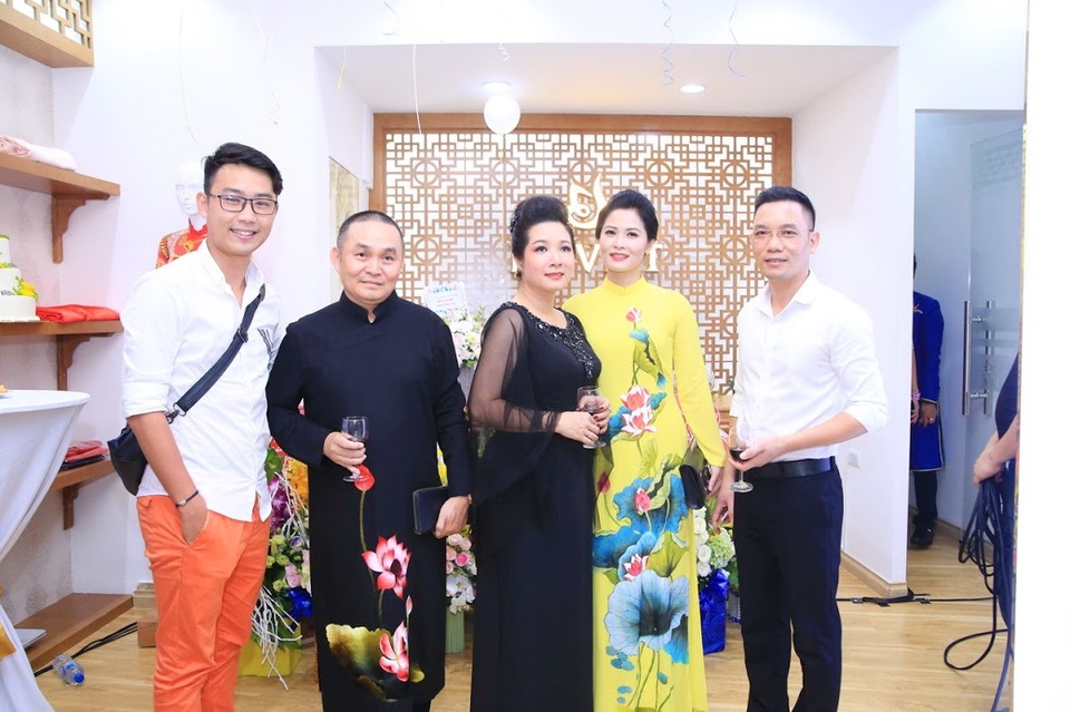 NSƯT Xuân Hinh vẫn bị đồn yêu Thanh Thanh Hiền dù đã về hưu - 6
Trong sự kiện này, NSƯT Xuân Hinh còn hội ngộ “mẹ chồng” Lan Hương - bà Phương của phim “Sống chung với mẹ chồng” và nữ diễn viên Đinh Thuý Hà. Nam nghệ sĩ đã khiến cho các bạn diễn “cười lăn cười bò” vì những câu nói hài hước rất duyên dáng và gần gũi.