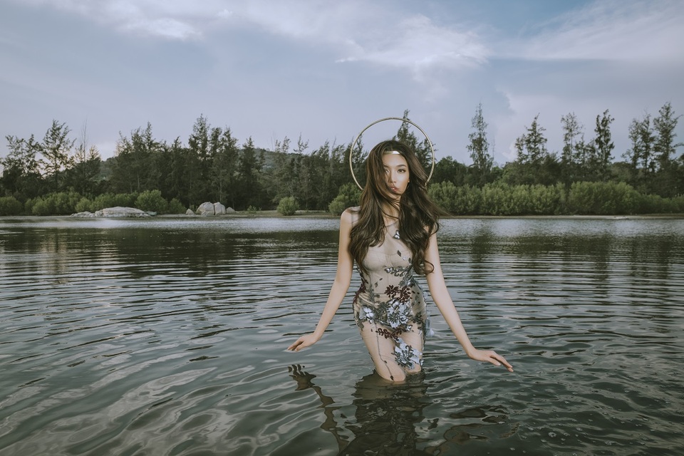 Không hổ danh là “nữ hoàng tạo dáng” phiên bản Việt, Lan Khuê không ngần ngại với dáng khó cũng như “lăn xả” xuống nước để có những khoảnh khắc tuyệt đẹp nhất.