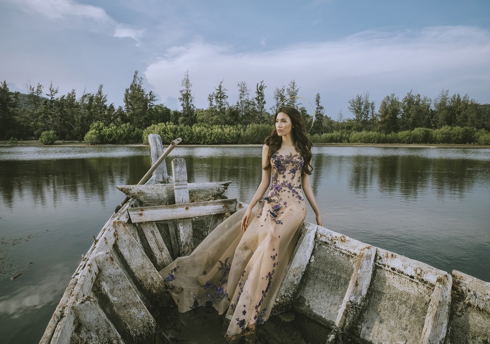 Bằng vẻ đẹp của nghệ thuật đính kết cao cấp trong các thiết kế dạ hội, NTK Hoàng Hải đã thổi hồn cho sự thăng hoa và quyến rũ của người phụ nữ.