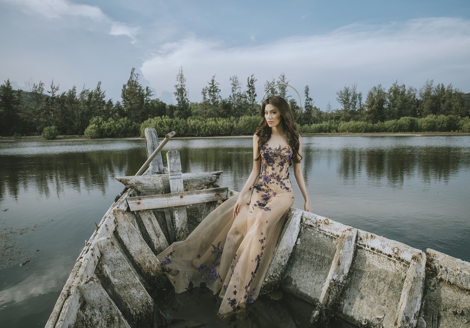 Cùng với đó là phông nền cảnh sắc hài hòa nên thơ mà cũng lắm mộng mị, nổi bật lên là hình ảnh của người thiếu nữ xuân sắc với vẻ đẹp được tôn vinh nhờ những thiết kế đậm sức hút.