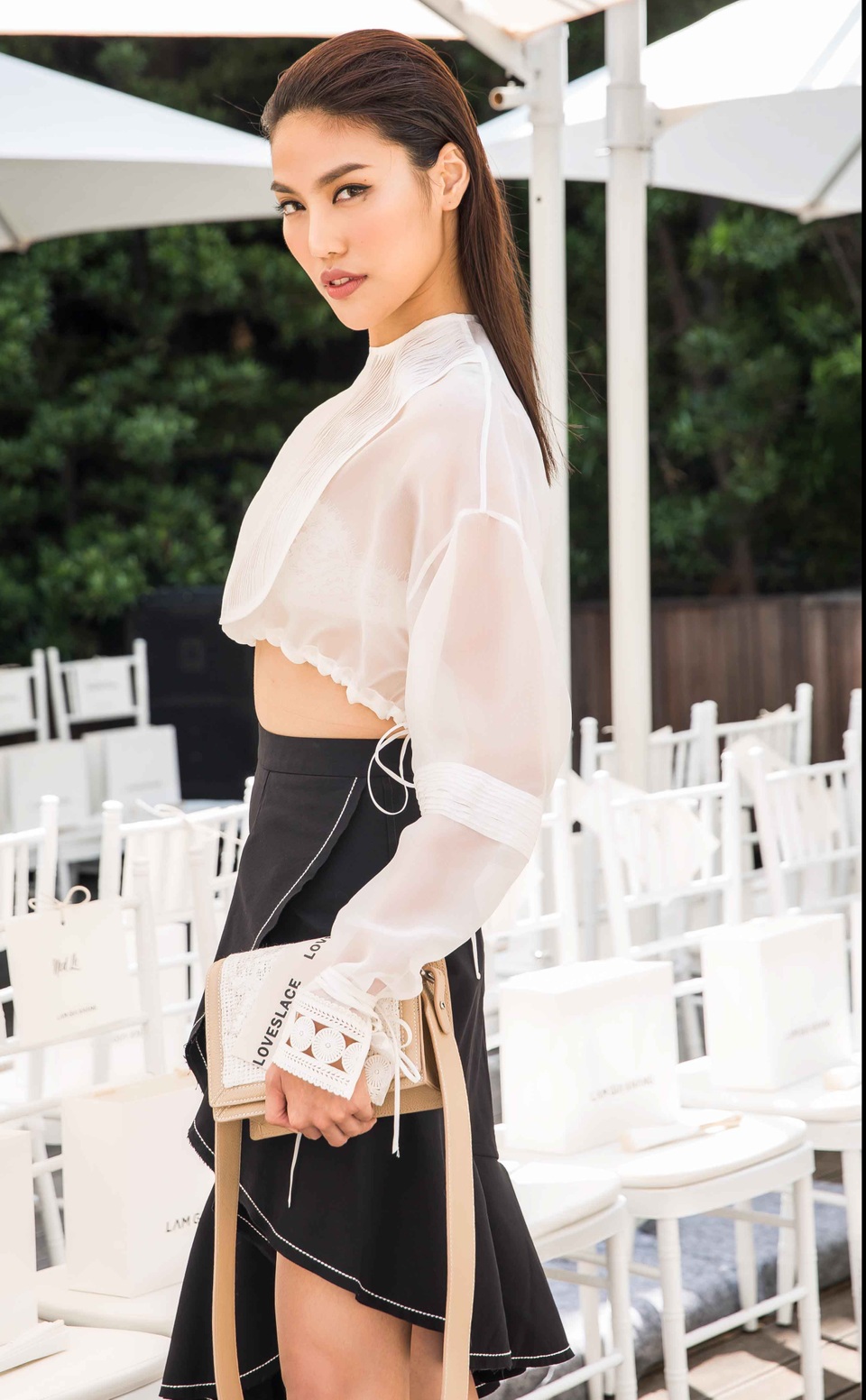 Lan Khuê táo bạo với áo voan mỏng crop top hiện đại và cá tính, trang điểm có phần sắc xảo