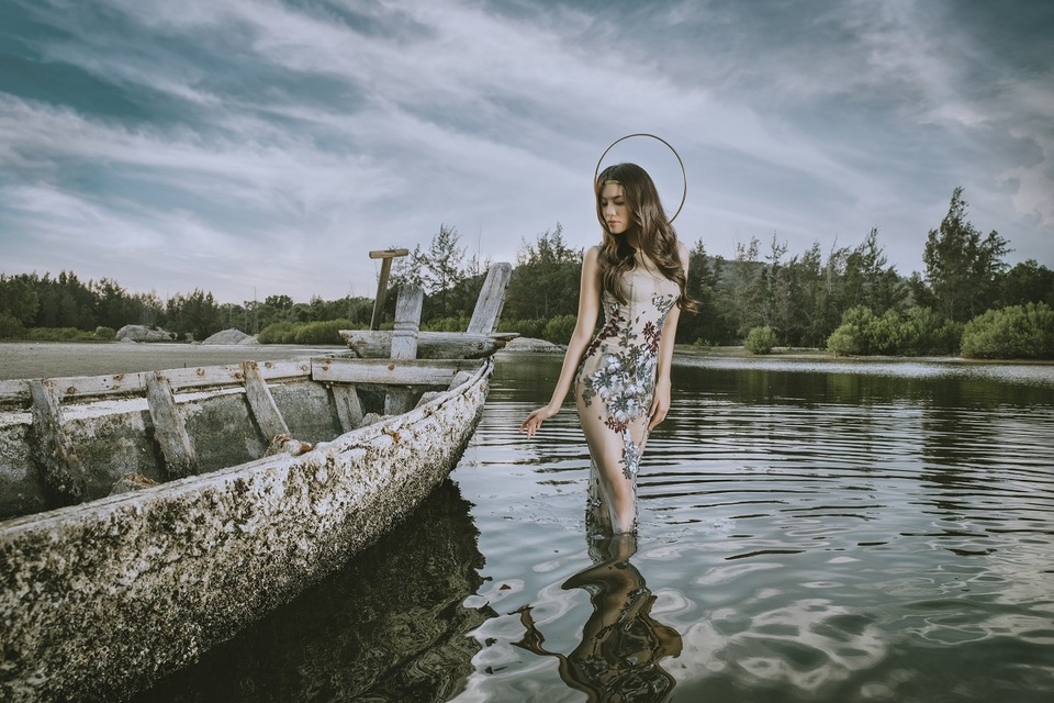 Sự cộng hưởng này cùng khung cảnh vùng sông nước lấy bối cảnh tại Long Hải nên thơ đã mang đến những bức ảnh không thể tuyệt vời hơn.