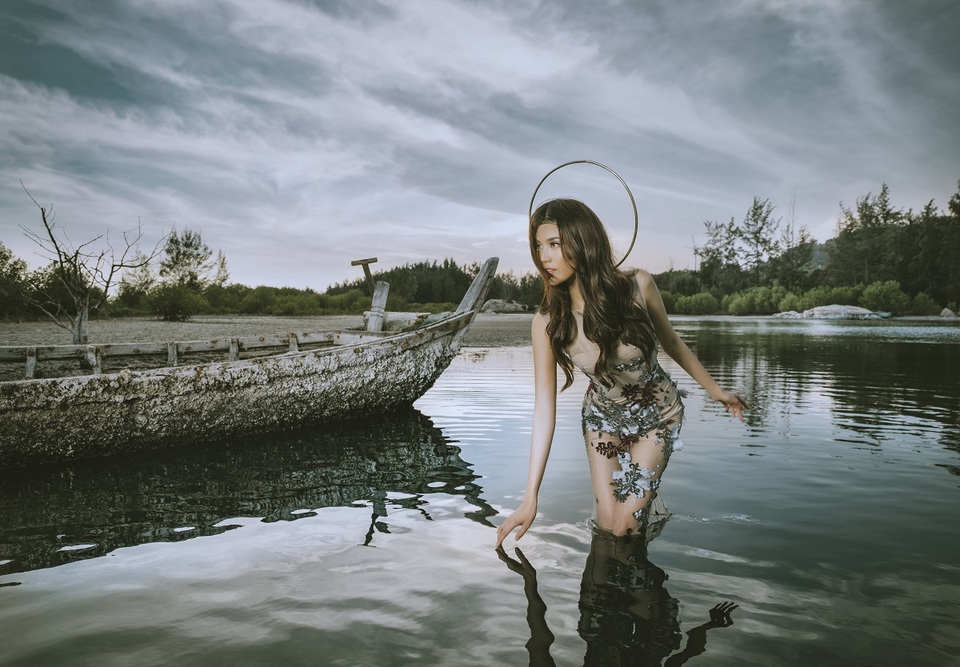 Xuất hiện trong những thiết kế mới nhất của “ông hoàng dạ hội”, Top 11 Hoa hậu Thế giới Lan Khuê xinh đẹp, lộng lẫy và ngời ngời khí chất bởi thần thái của một nữ hoàng sắc đẹp.