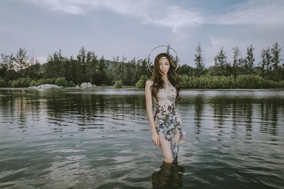 Lan Khuê mơ màng khoe đường cong gợi cảm - 13