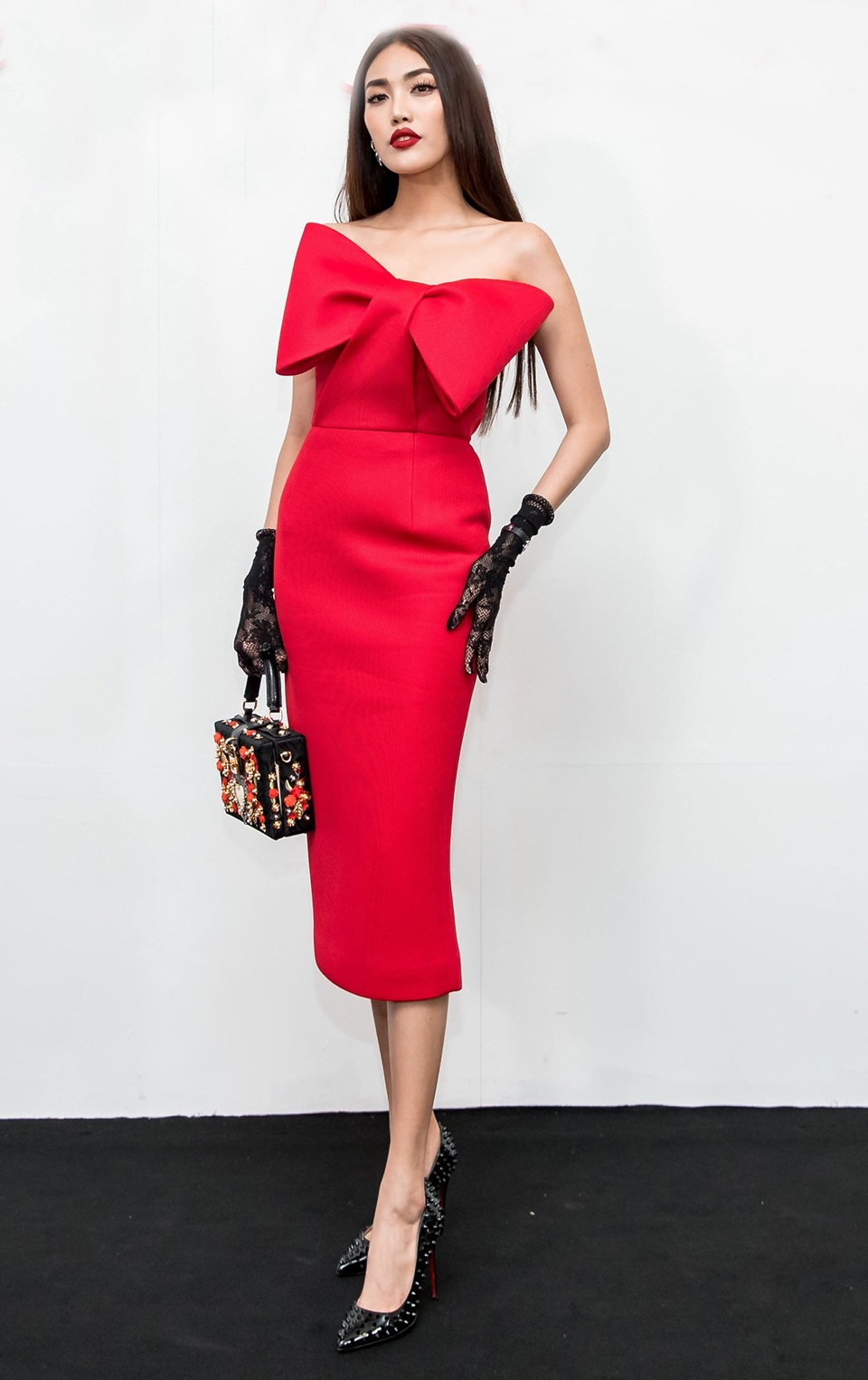 Lan Khuê nổi bật với váy nơ bản to