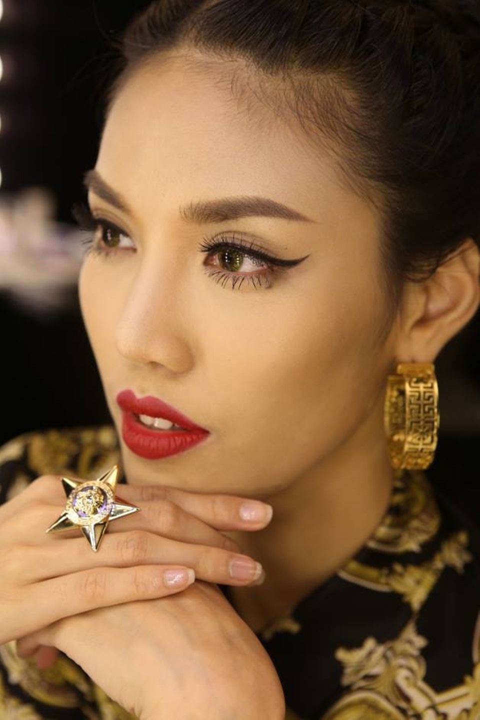 Lan Khuê đọ phong cách táo bạo cùng Quỳnh Thy - 1 Lan Khuê với phong cách trang điểm thanh lịch ở The Face.
