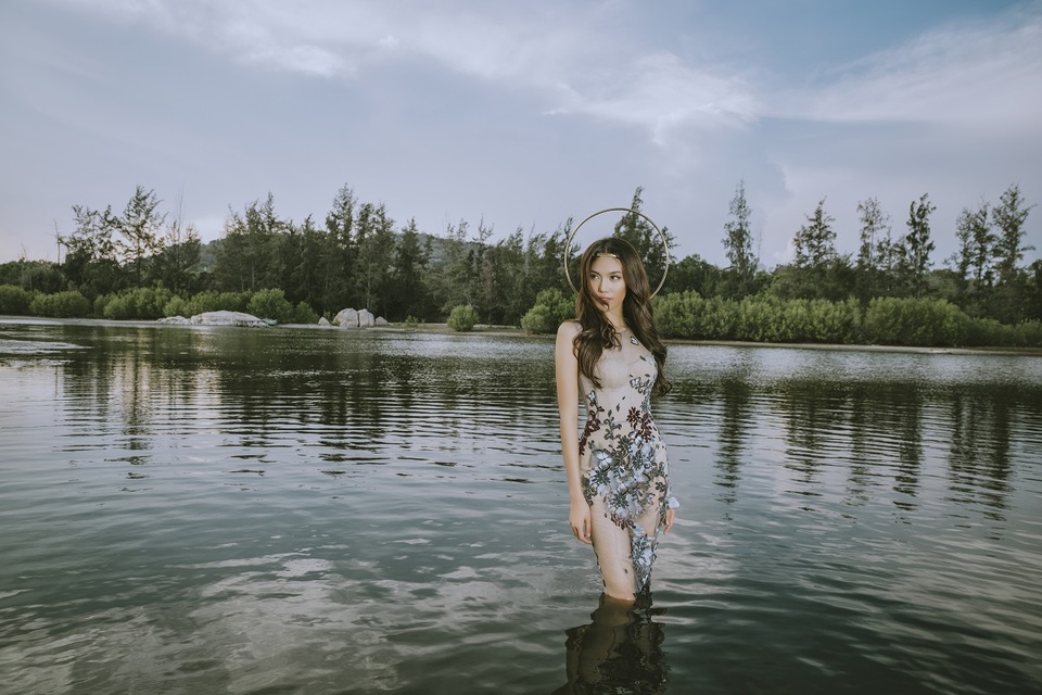 Sắp tới đây, giữa khuôn viên rộng lớn của Đại sứ quán Pháp tại Hà Nội, các tác phẩm thời trang Haute Couture của NTK Hoàng Hải được tôn vinh như trên chính sàn catwalk giữa kinh đô thời trang cao cấp. Sự vắng mặt của Lan Khuê tại chương trình khiến nhiều người cũng như chính cô tiếc nuối vì kẹt lịch ghi hình The Face mùa 2. Dù tiếc nuối nhưng cô vẫn không quên chúc NTK Hoàng Hải có một đêm diễn thành công, mãn nhãn khán giả, giới mộ điệu thời trang.