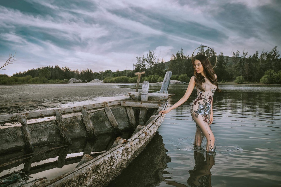 Lan Khuê mơ màng khoe đường cong gợi cảm - 10