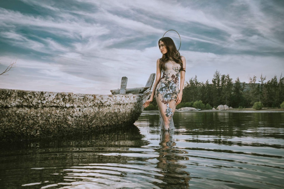 Lan Khuê chia sẻ cảm nhận của mình: “Các thiết kế của NTK Hoàng Hải luôn mềm mại, nữ tính, tôn vinh được đường cong của người phụ nữ. Các chi tiết đính kết đá, ren, hoa, dựng phom rất chắc tay, tỉ mỉ, tinh tế”.