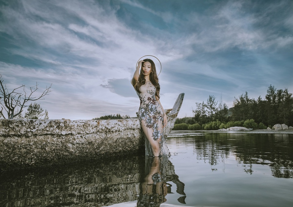 Lan Khuê thể hiện phong cách nhẹ nhàng pha một chút quyền lực. Cùng với đó là cách trang điểm, làm tóc phù hợp như biến hóa Lan Khuê như một nàng tiên nữ tuyệt sắc đi lạc và rồi tận hưởng khung cảnh xinh đẹp của miền sông nước.