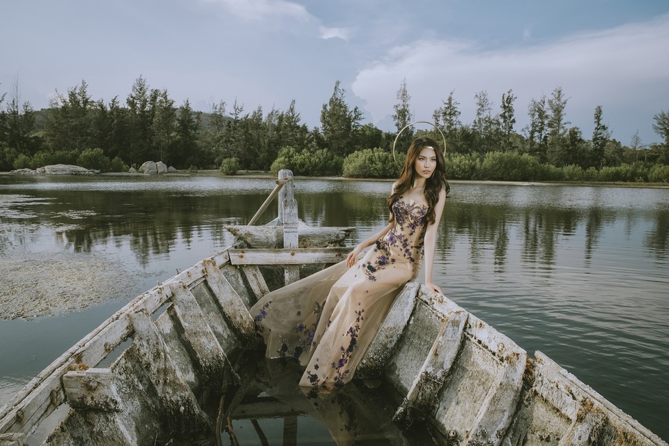 “Ngoại trừ những bức ảnh chụp trên cao khá chênh vênh thì Khuê không gặp khó khăn gì. Khuê và ekip chỉ sợ làm hỏng váy của anh Hải thôi vì nước, bùn, rong rêu và các chướng ngại vật rất khó để bảo toàn toàn vẹn cho những chiếc váy” - HLV The Face Vietnam chia sẻ thêm khi nói về quá trình làm nên những bức ảnh ấn tượng.