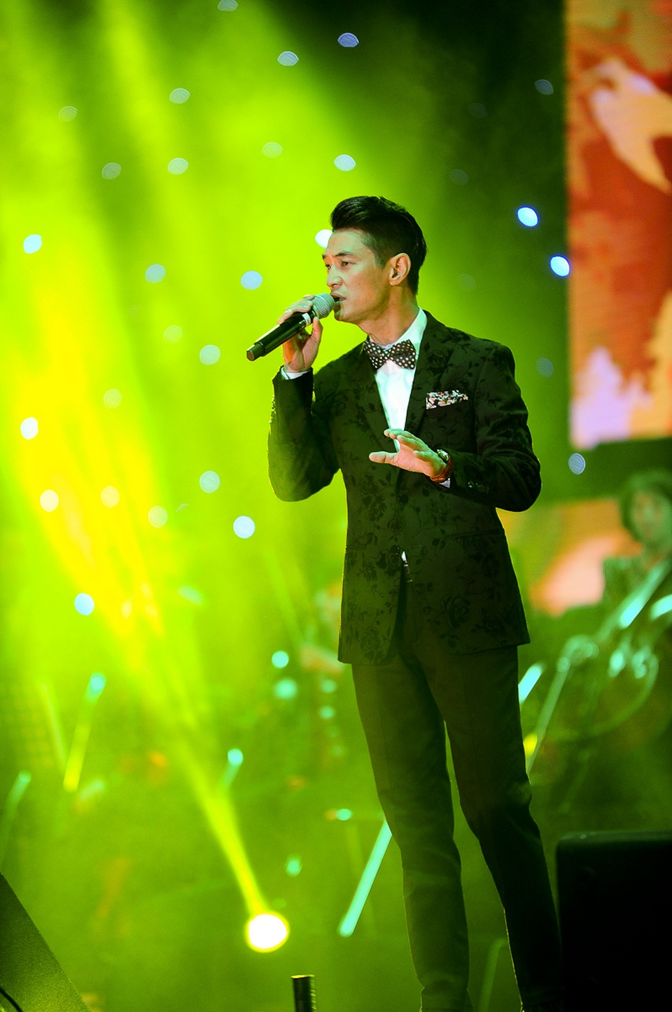 Tiếp nối, ca sĩ Trọng Bắc thể hiện nhạc phẩm Như cánh vạc bay thu hút với phong cách riêng nhưng nhiều cảm xúc lắng đọng.