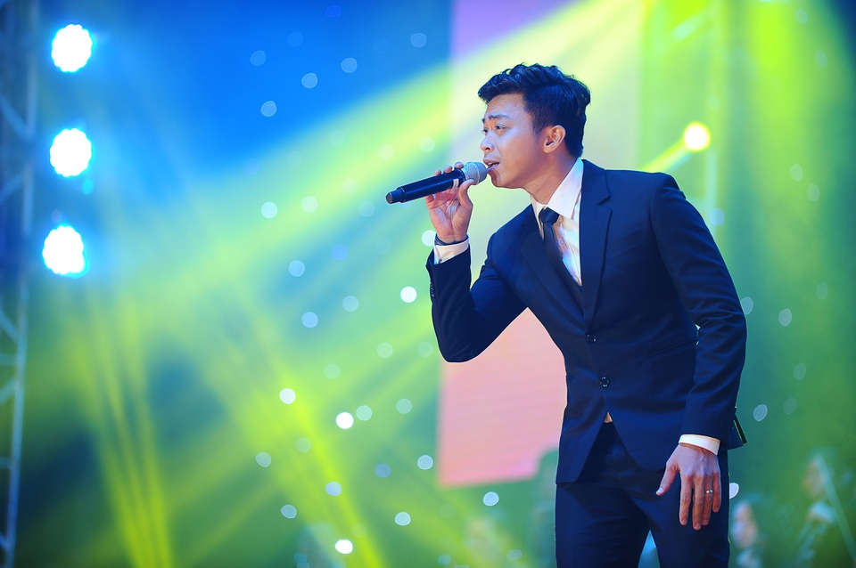 Nhạc phẩm Ru em từng ngón xuân hồng được thể hiện qua giọng ca Lân Nhã. Nam ca sĩ nhận được nhiều tràng pháo tay của khán giả.