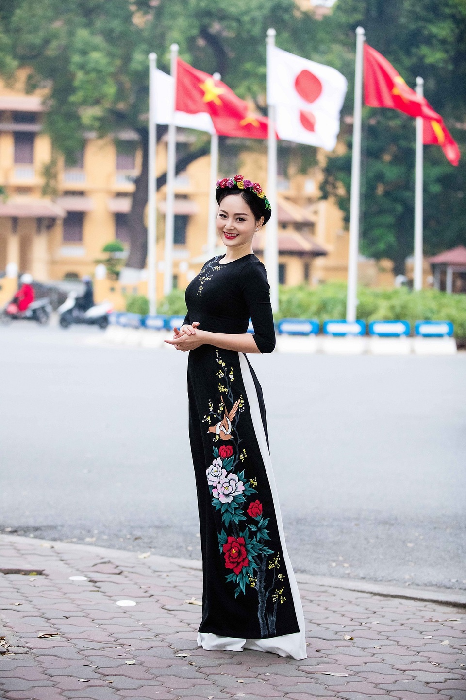 Lan Phương chia sẻ điều đặc biệt khi được gặp Nhật hoàng và Hoàng hậu - 1
Lan Phương diện tà áo dài lụa tơ tằm và thể hiện được phong thái tươi tắn, nền nã của thiếu nữ Việt.