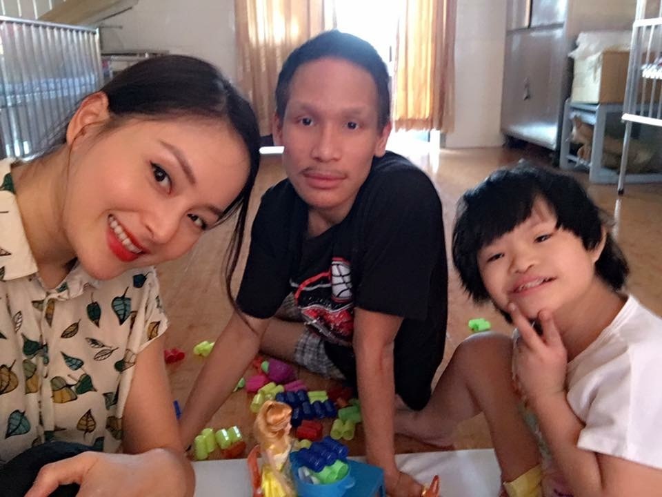 
Diễn viên Lan Phương đón sinh nhật cùng các em ở làng Hòa Bình. Cô viết trên trang cá nhân: “Sinh nhật là dịp duy nhất để mình có thời gian đến làng Hòa Bình- bệnh viện Từ Dũ. Lần trước các em lên một danh sách quà tặng cho mình, nên hôm nay mình mang quà đến, phát từng em, em nào ngủ thì để bên cạnh để khi em thức dậy sẽ giống như có bụt tặng em. Trong hình thấy mặt các bé thích nhăn nhó đùa vui thế thôi chứ các bé đang vui lắm đó”.
