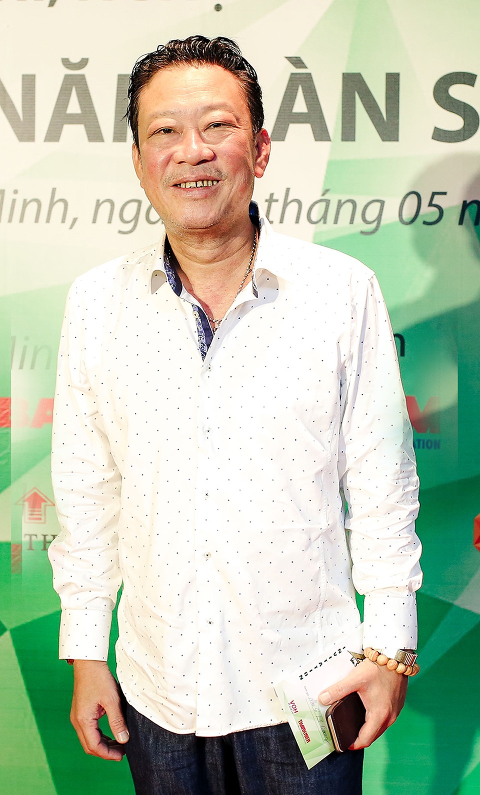 Sao Việt hào hứng với chuỗi kỷ niệm Làn sóng xanh 20 năm - 2
Nhạc sĩ Lê Quang cũng là thế hệ nhạc sĩ đầu tiên được khán giả biết đến từ chương trình cũng bày tỏ: “20 năm trước, Lê Quang mới 30 tuổi, còn tràn đầy nhiệt huyết. Lúc đó đời sống âm nhạc Việt chưa phong phú, còn rất khan hiếm. Làn sóng xanh ra đời đã thực sự làm thay đổi toàn diện nền âm nhạc, lấn át cả nhạc hải ngoại. Mong 20 năm Làn sóng xanh, chúng ta có thể họp mặt được tất cả các nghệ sĩ vì nó cũng gắn bó 1 nửa đời hoạt động của mỗi người”.