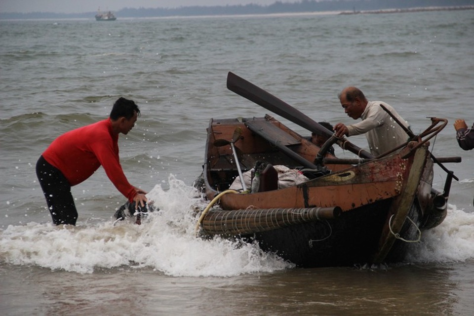 Thuyền các ngư dân cập bờ sau gần 1 ngày lặn bắt tôm hùm