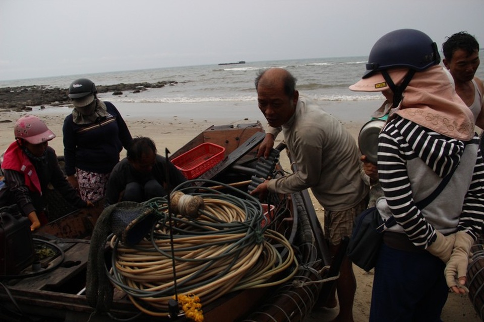 Những dụng cụ lặn bắt tôm giống là dây dẫn khí, chì, ống thở...