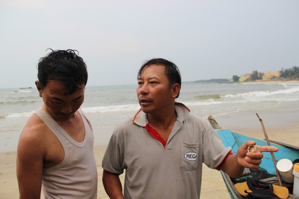 Anh Hiển và bạn thuyền vào bờ với bộ dạng mệt mỏi sau nhiều giờ lặn dưới đáy biển