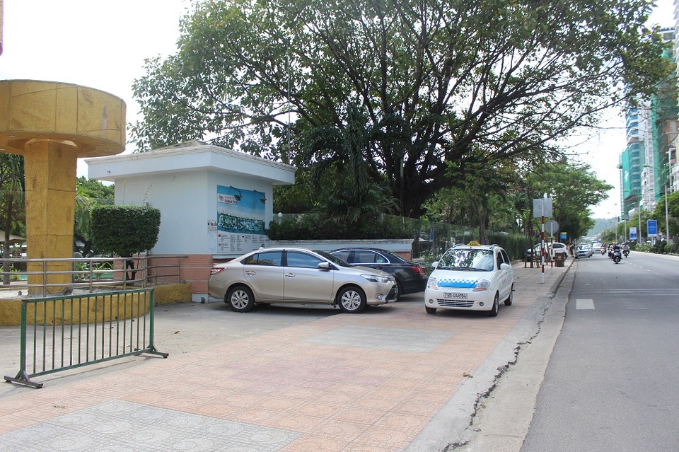 Người đi bộ bị đẩy xuống đường, vỉa hè "oằn mình" gánh tải - 1 Taxi dừng trên vỉa hè đi bộ ở đoạn công viên Phù Đổng (TP Nha Trang), sáng 27/2
