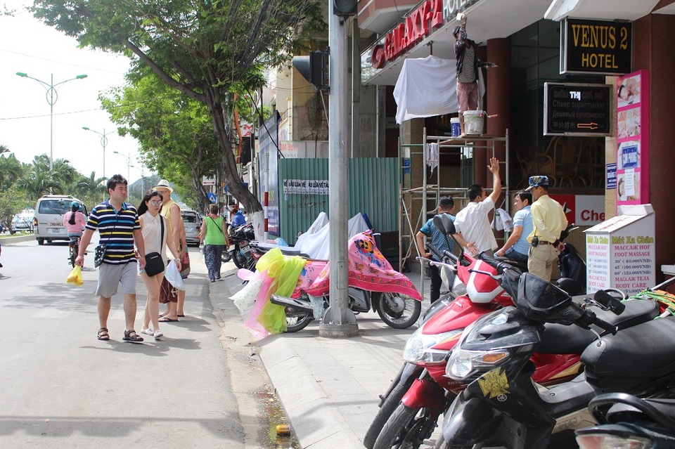 Người đi bộ bị đẩy xuống đường, vỉa hè "oằn mình" gánh tải - 2
Người đi bộ trên đường Trần Phú, TP Nha Trang mất chỗ, phải đi xuống lòng đường