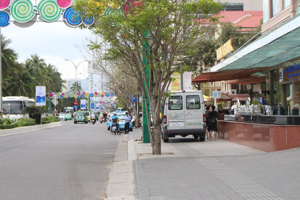 Người đi bộ bị đẩy xuống đường, vỉa hè "oằn mình" gánh tải - 6 Ông Ngô Khắc Thinh cho biết, xe ô tô đậu đỗ như thế này là sai, không thể chấp nhận được!