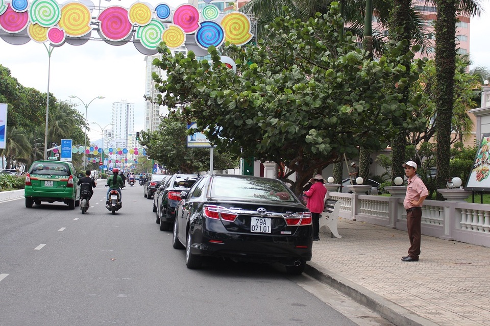 Người đi bộ bị đẩy xuống đường, vỉa hè "oằn mình" gánh tải - 7 Tình trạng ô tô đỗ kéo dài trưa 27/2 trên đường Trần Phú, đoạn gần Bảo tàng tỉnh Khánh Hòa