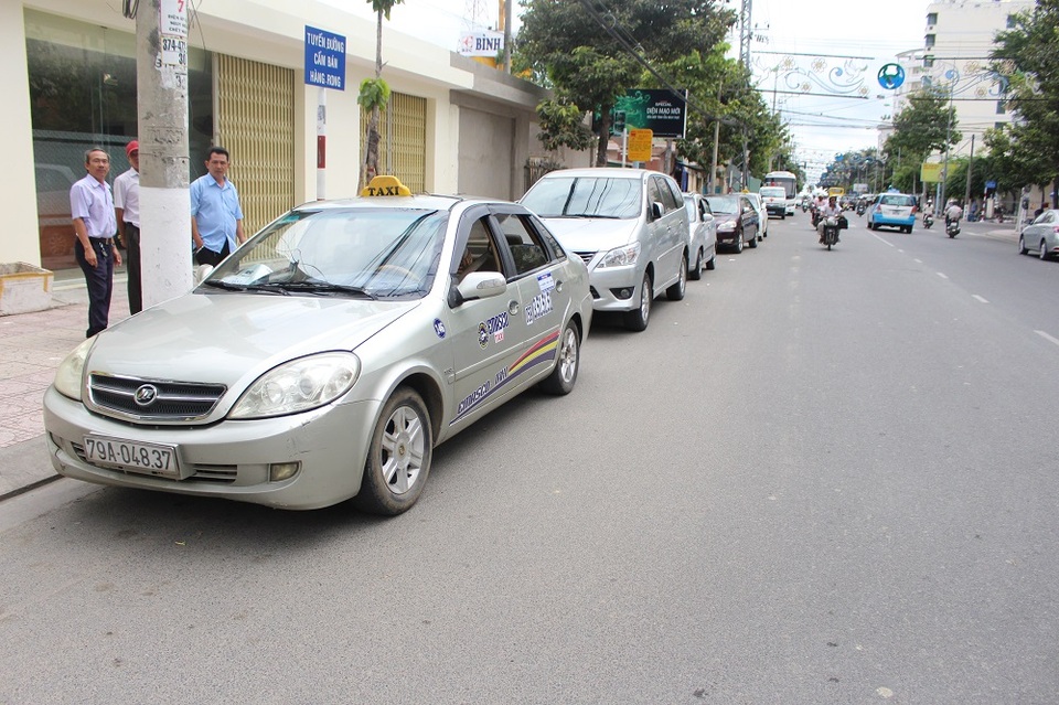 Người đi bộ bị đẩy xuống đường, vỉa hè "oằn mình" gánh tải - 8 Trong khi đó, các taxi dừng, đậu đỗ trước cổng bệnh viện Đa khoa tỉnh Khánh Hòa để bắt khách khá bát nháo