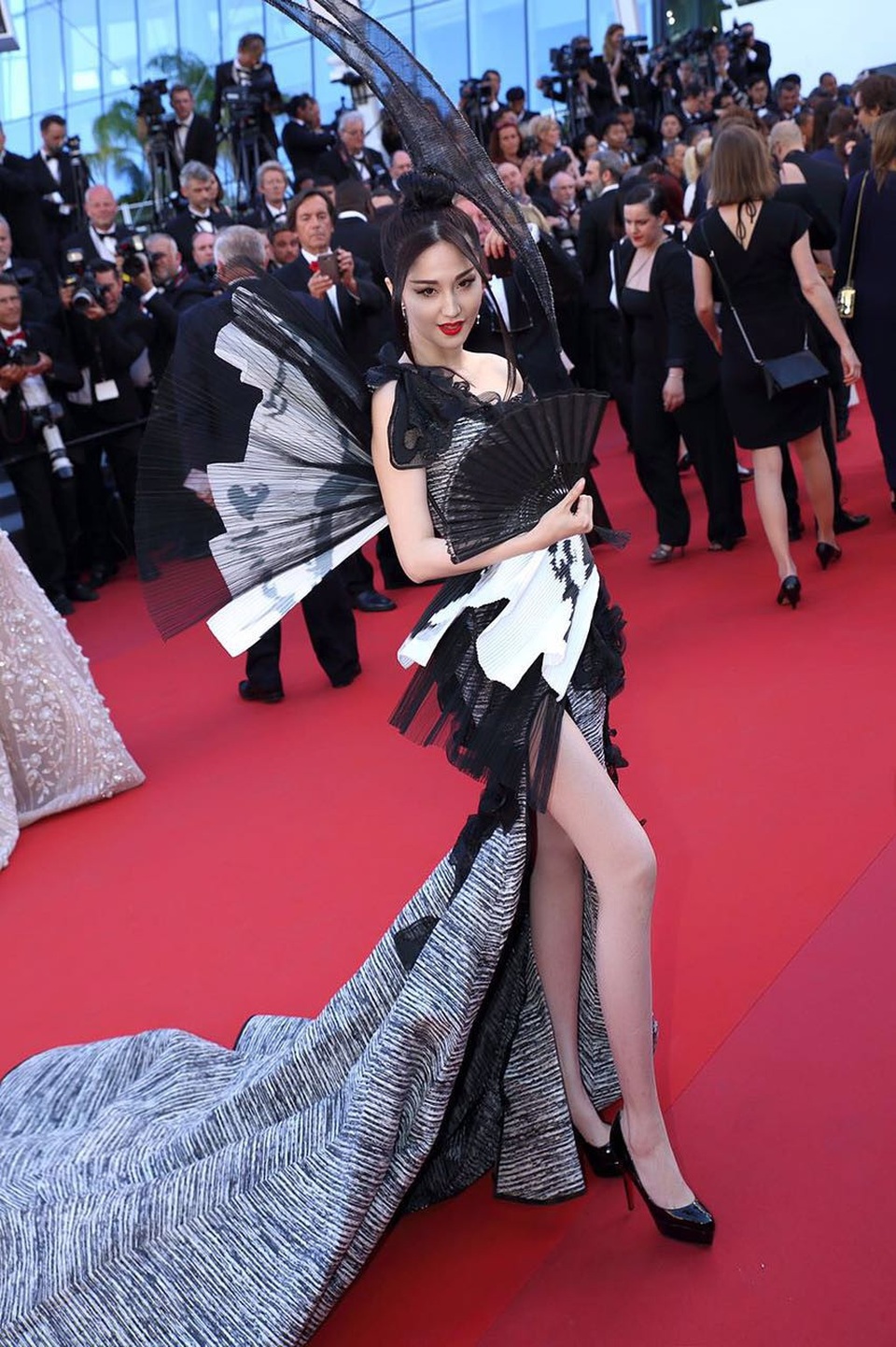 Hở bạo, sao hạng B của Trung Quốc cố gây ấn tượng trên thảm đỏ Cannes - 7 Hở bạo, sao hạng B của Trung Quốc cố gây ấn tượng trên thảm đỏ Cannes - 7