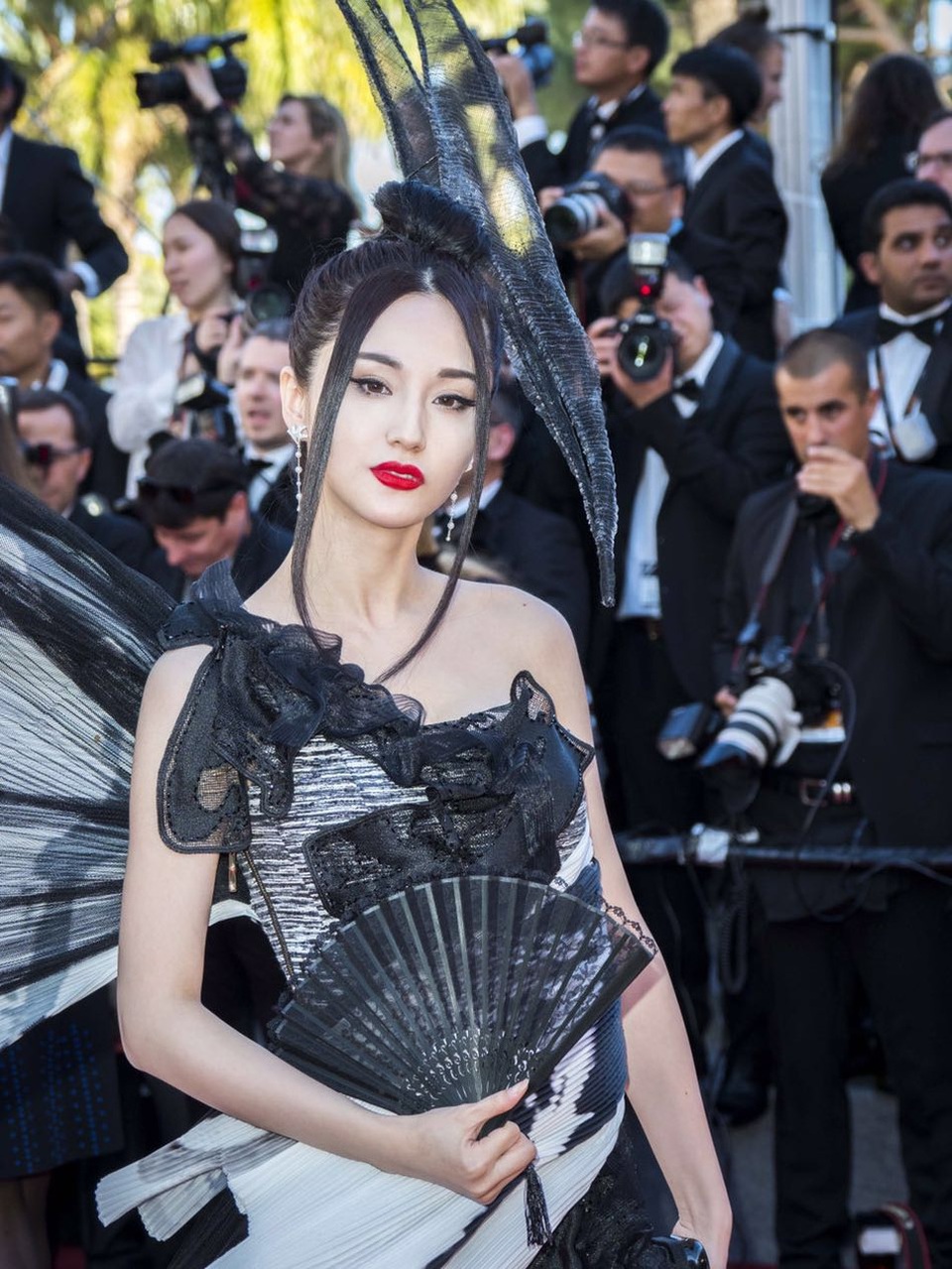Hở bạo, sao hạng B của Trung Quốc cố gây ấn tượng trên thảm đỏ Cannes - 3 Hở bạo, sao hạng B của Trung Quốc cố gây ấn tượng trên thảm đỏ Cannes - 3