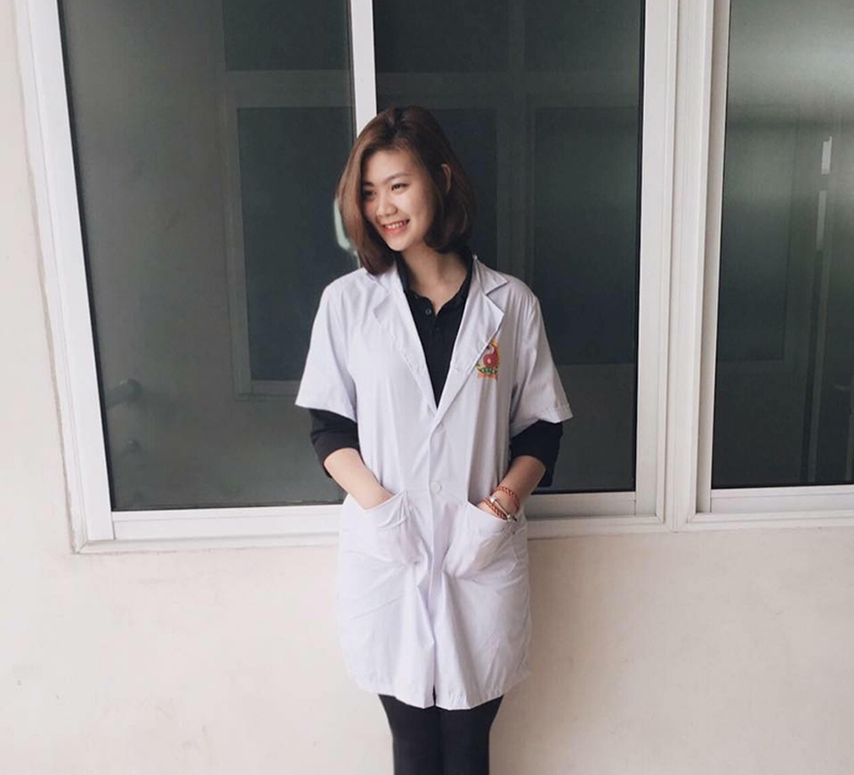 Ảnh đôi bạn thân chênh lệch chiều cao 35cm gây "sốt" trên mạng - 5 Thu Lan trong trang phục học tập ở trường