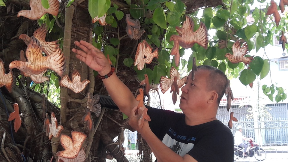 Festival Nghề truyền thống Huế gửi gắm thông điệp hòa bình - 2 Nhà sưu tầm đồ cồ Lâm Dũ Xênh đang sửa từng sợi dây.