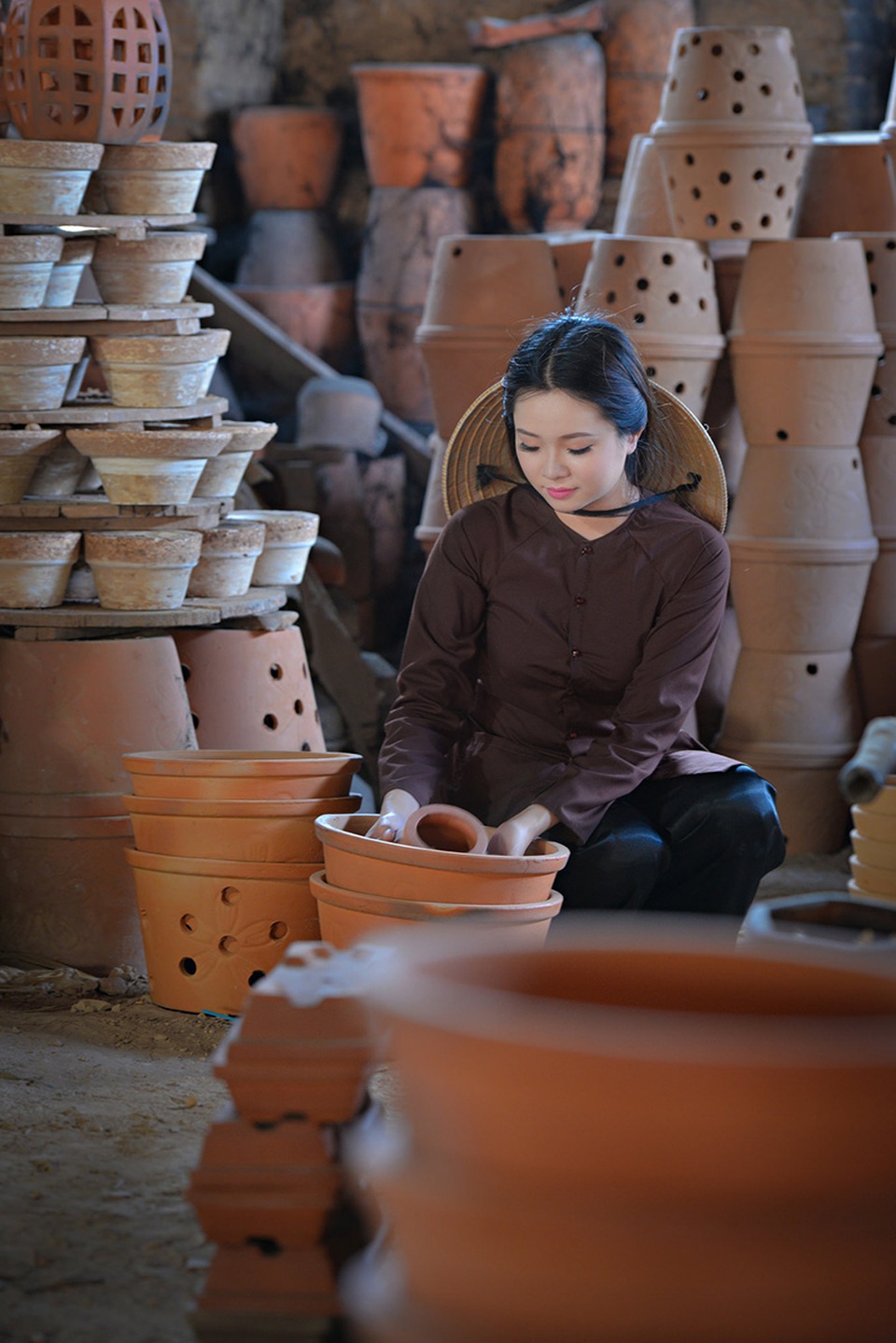 Bộ ảnh "trả lại" vẻ đẹp mộc mạc cho người con gái làng gốm - 2 Người mẫu trong bộ ảnh là Phan Nguyễn Minh Trâm (sinh năm 1994). Trâm và nhiếp ảnh Đinh Văn Linh cùng lên ý tưởng cho bộ ảnh về người con gái làng gốm, với mong muốn thể hiện vẻ đẹp dung dị, mộc mạc của thiếu nữ làng nghề.