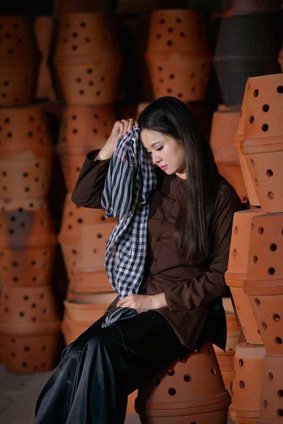 Bộ ảnh "trả lại" vẻ đẹp mộc mạc cho người con gái làng gốm - 3 Nhiếp ảnh Đinh Văn Linh chia sẻ rằng anh muốn truyền tải thông điệp trả lại vẻ đẹp mộc mạc cho làng gốm bởi thời gian gần đây có những hình ảnh phản cảm được chụp cùng địa điểm, gây ảnh hưởng xấu tới địa phương.
