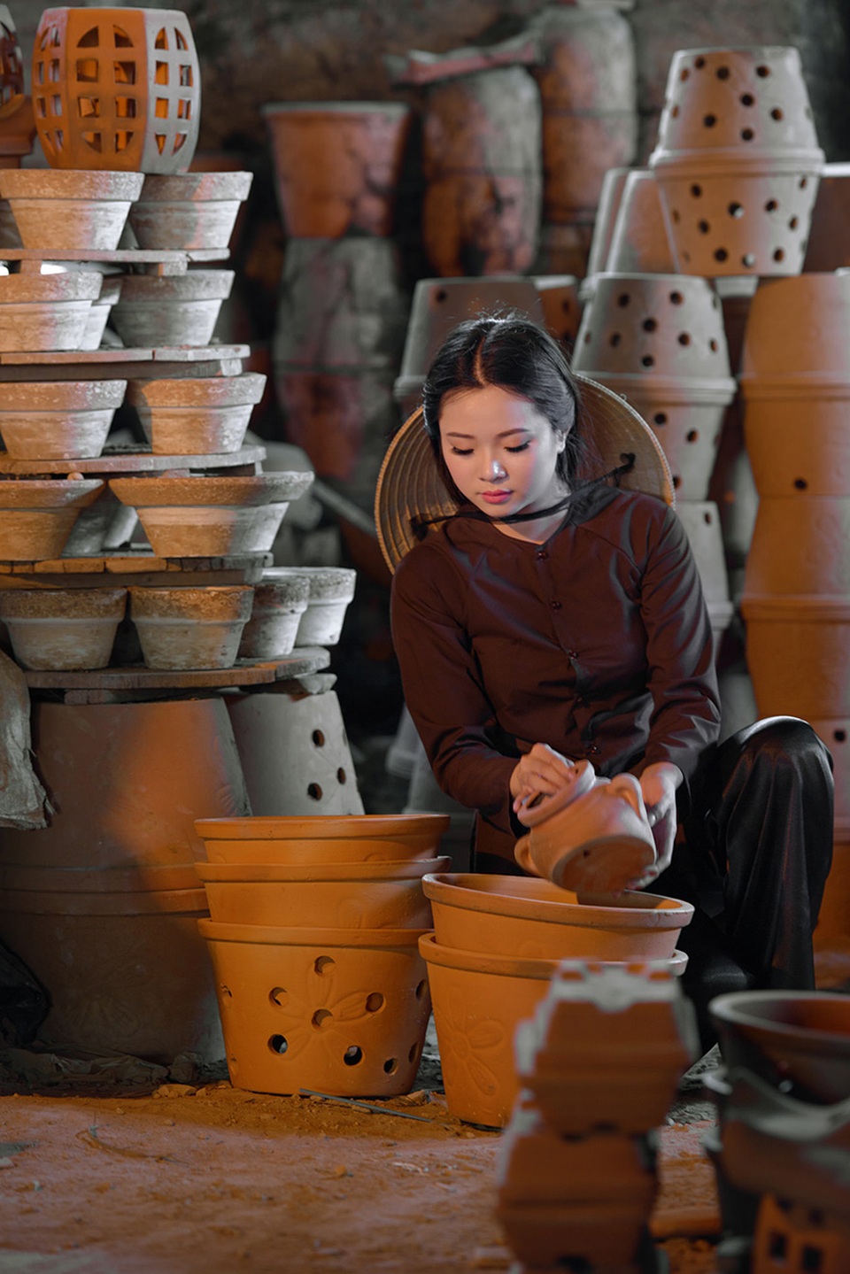 Bộ ảnh "trả lại" vẻ đẹp mộc mạc cho người con gái làng gốm - 4 “Anh đến rất nhiều các lò gốm rồi anh biết, người dân ở đây rất chân chất hiền lành và tốt tính”, nhiếp ảnh Đinh Văn Linh tâm sự. Anh Linh cùng những người bạn của mình đã nhiều lần ghé thăm nơi này, thực hiện những bộ ảnh với chủ đề dân dã.
