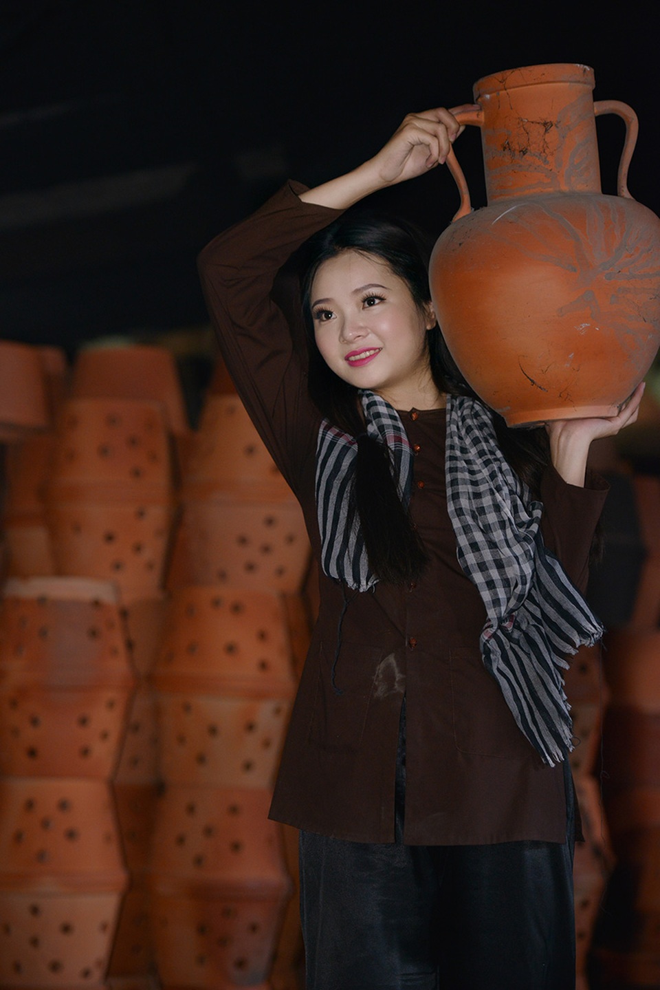 Bộ ảnh "trả lại" vẻ đẹp mộc mạc cho người con gái làng gốm - 8 Người mẫu Minh Trâm vào vai một người con gái làm nghề gốm. Cô chọn trang phục áo bà ba màu nâu đơn giản để trở nên gần gũi hơn đời sống của người dân địa phương.