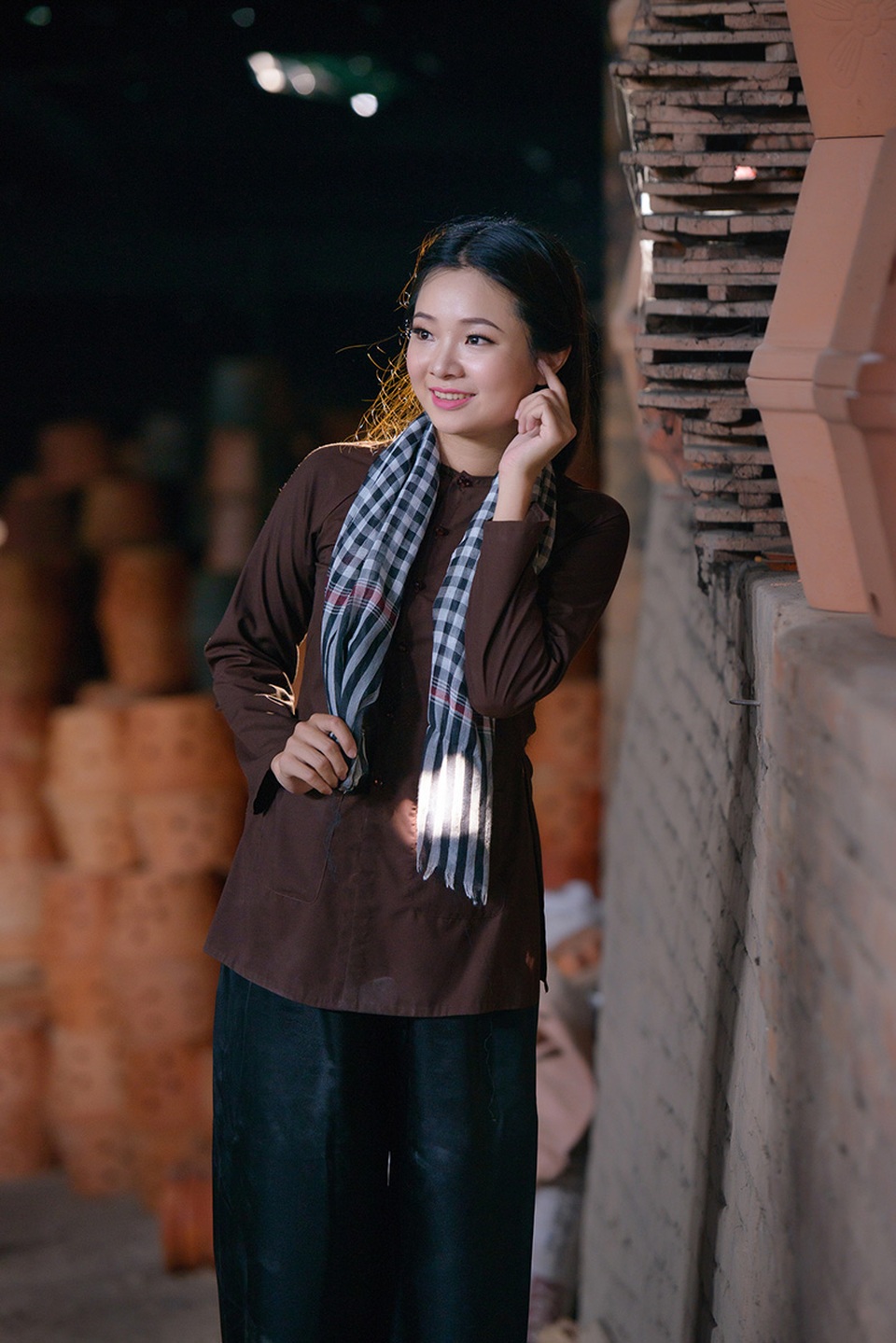 Bộ ảnh "trả lại" vẻ đẹp mộc mạc cho người con gái làng gốm - 10 Bộ ảnh hiện đang được chia sẻ trên các diễn đàn nhiếp ảnh và nhận được phản hồi tích cực từ dư luận.