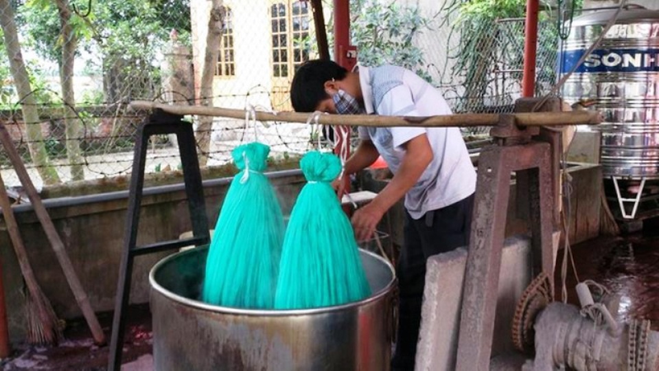 Tháng 10, tỉnh Hà Nam: Công nhận 40 thợ giỏi nghề thủ công mỹ nghệ - 1 Một trong những công đoạn ở làng dệt á hậu Nha Xá, xã Mộc Nam, huyện Duy Tiên