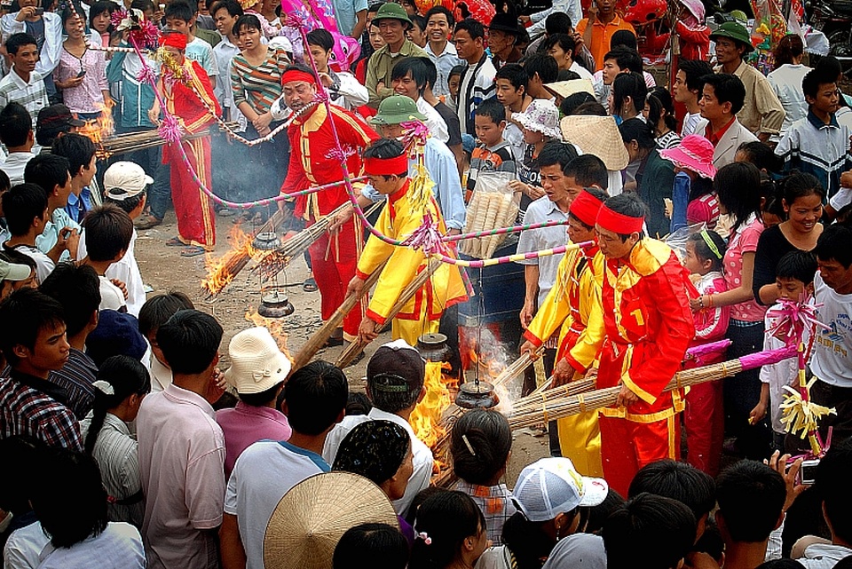 “Giải oan” cho "tháng Giêng là tháng ăn chơi" - 2 PGS Bùi Quang Thắng cho rằng, lễ hội là không thể bỏ nhưng người chơi hội đã khác ngày xưa. Ảnh: NCV.