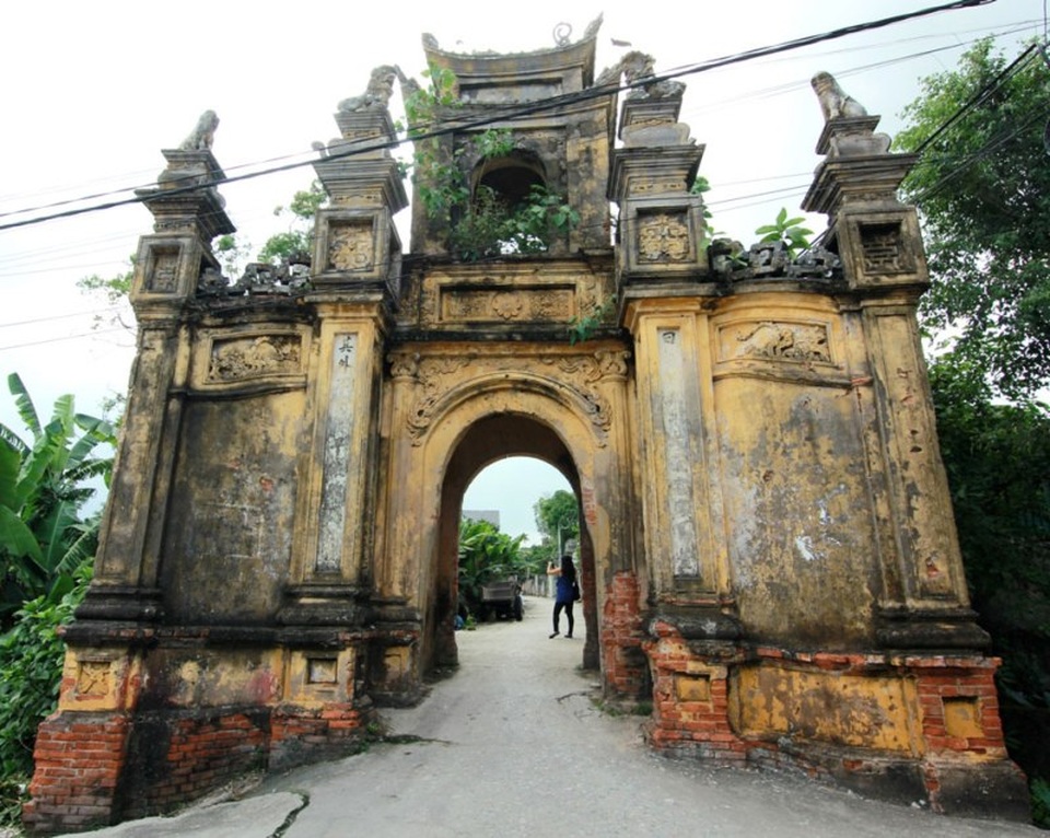 Những ngôi làng cổ thanh bình đáng dừng chân tại miền Bắc - 1 Cổng làng cổ kính đã tồn tại hàng trăm năm.