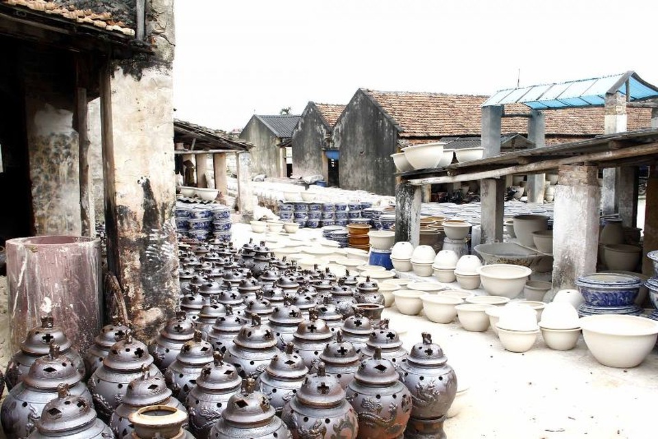 Những ngôi làng cổ thanh bình đáng dừng chân tại miền Bắc - 3 Đến làng Bát Tràng, du khách có cơ hội tự mình làm đồ gốm.