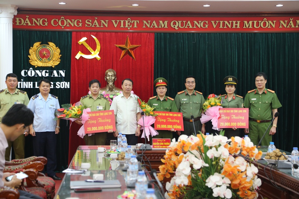 Thưởng nóng vụ bắt đối tượng vận chuyển gần 1 triệu USD trái phép qua biên giới - 3 Lãnh đạo tỉnh Lạng Sơn thưởng nóng cho 3 đơn vị