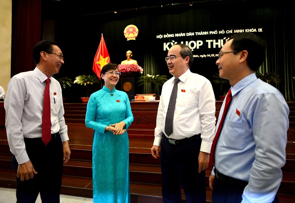 TPHCM: Phân cấp mạnh mẽ, nâng cao vai trò người đứng đầu - 3 Bí thư Nguyễn Thiện Nhân trao đổi cùng lãnh đạo TPHCM bên lề hội nghị (ảnh Nguyễn Quang)