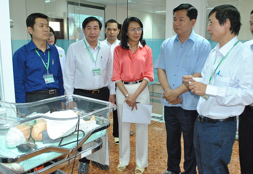 Đại học Y khoa Phạm Ngọc Thạch làm công văn khẩn xin ý kiến UBND TP.HCM - 1 Lãnh đạo TPHCM thăm trường ĐH Y khoa Phạm Ngọc Thạch hồi tháng 2 năm nay