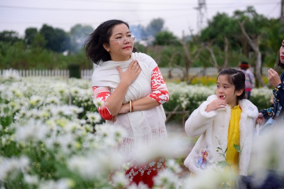 Hàng nghìn người “đổ” về chụp ảnh, vườn cúc họa mi “vỡ trận” vì tắc nghẽn - 12 Trời lạnh nhưng nhiều người vẫn mặc váy áo mỏng manh, chấp nhận hy sinh để có những bức ảnh đẹp.