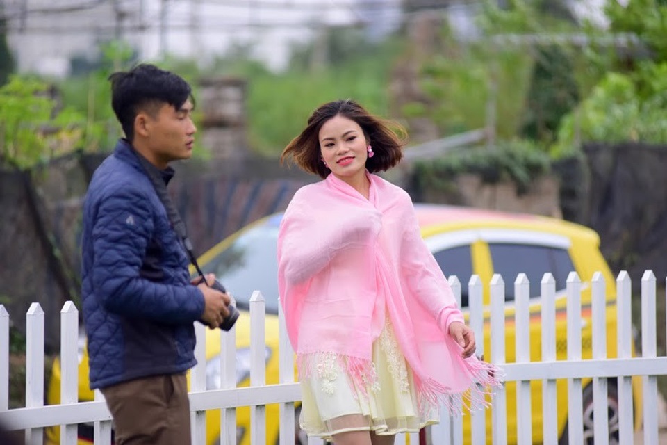 Hàng nghìn người “đổ” về chụp ảnh, vườn cúc họa mi “vỡ trận” vì tắc nghẽn - 14 Hàng nghìn người “đổ” về chụp ảnh, vườn cúc họa mi “vỡ trận” vì tắc nghẽn - 14