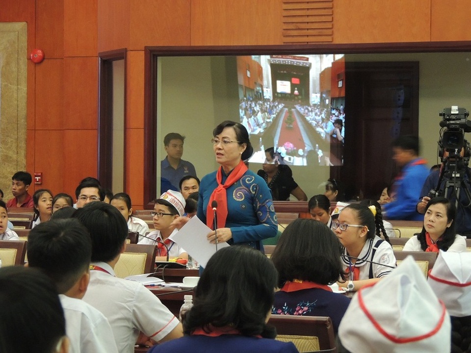 Ngàn người vỗ tay khâm phục phát biểu của nữ sinh 11 tuổi - 2 Chủ tịch HĐND TPHCM, bà Nguyễn Thị Quyết Tâm thốt lên rằng bà rất phục khả năng quan sát, đánh giá, cách lập luận và tranh luận và cả tấm lòng nhân ái của cô nữ sinh lớp 6