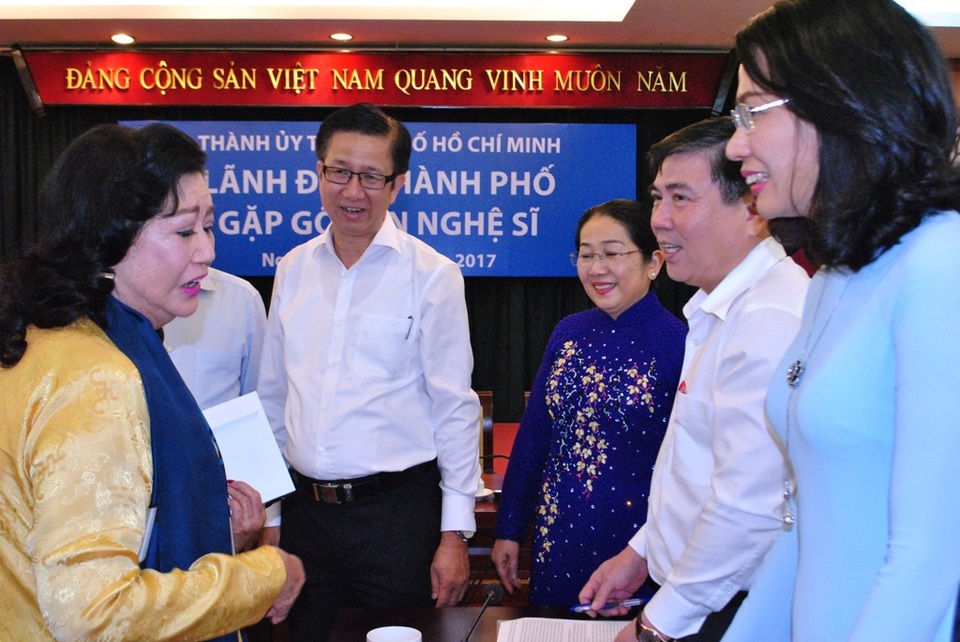 
Lãnh đạo TPHCM trò chuyện cùng văn nghệ sĩ thành phố
